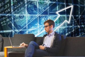 Forex Begriffe - Mann am Computer